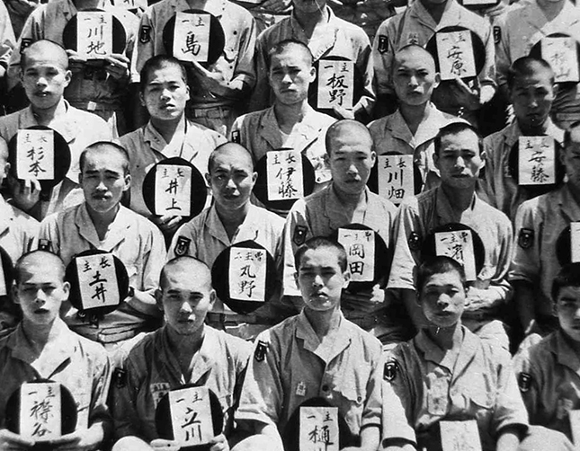 「大和」艦上の丸野正八さん(二列の左から二人目)。1944(昭和19)年9月、インドネシア・リンガ泊地で。フィリピン沖海戦間近の主計科集合写真(水谷宗安氏資料)