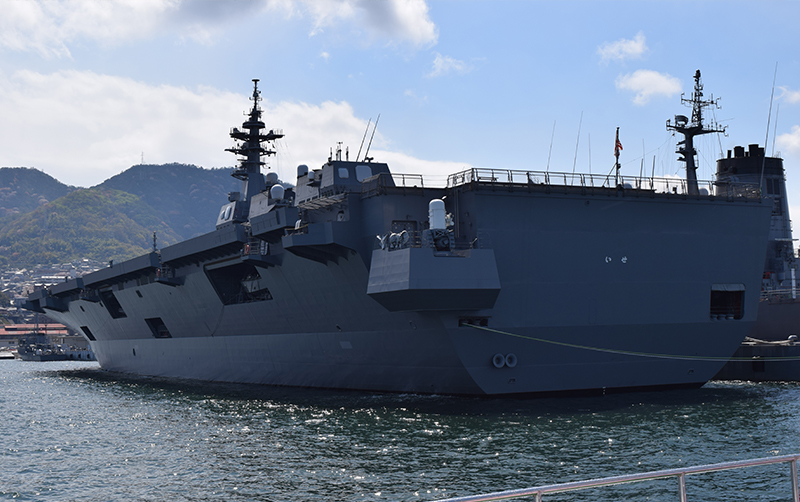 空母と同じ全通飛行甲板をもつヘリコプター搭載護衛艦いせ＝2014年4月6日、広島県呉市・海上自衛隊呉基地で