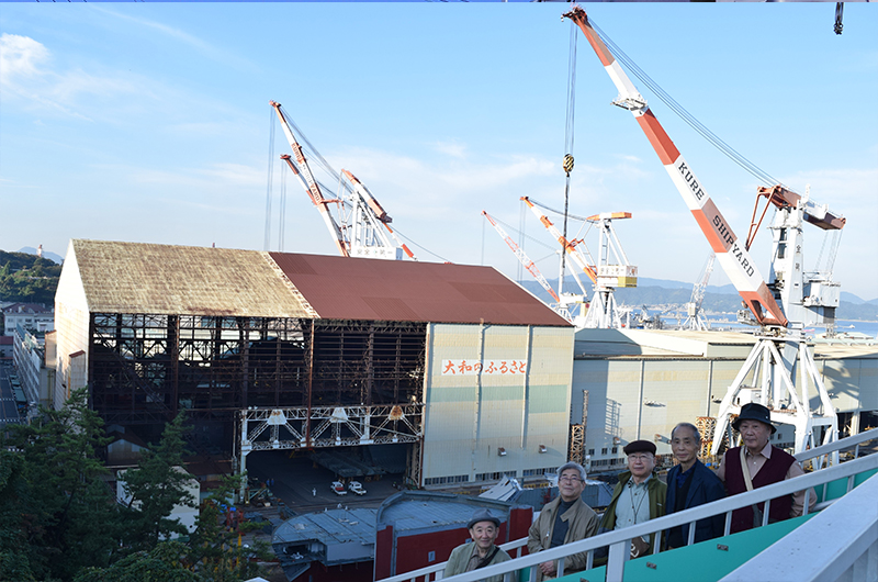 戦艦大和を建造したドック。山から見ることができないように被せた大屋根が今も残る。「大和のふるさと」の看板を掲げ、観光資源となっている。戦後、民間会社が合併を繰り返しながら造船、ジェットエンジンなどの生産を続けている＝広島県呉市宮原5丁目、歴史の見える丘公園から2014年10月29日撮影