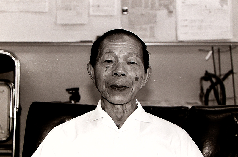 目隠し塀ごしに大和建造を見続けたという河西正さん=1992(平成4)年7日26日、朝日新聞呉支局で