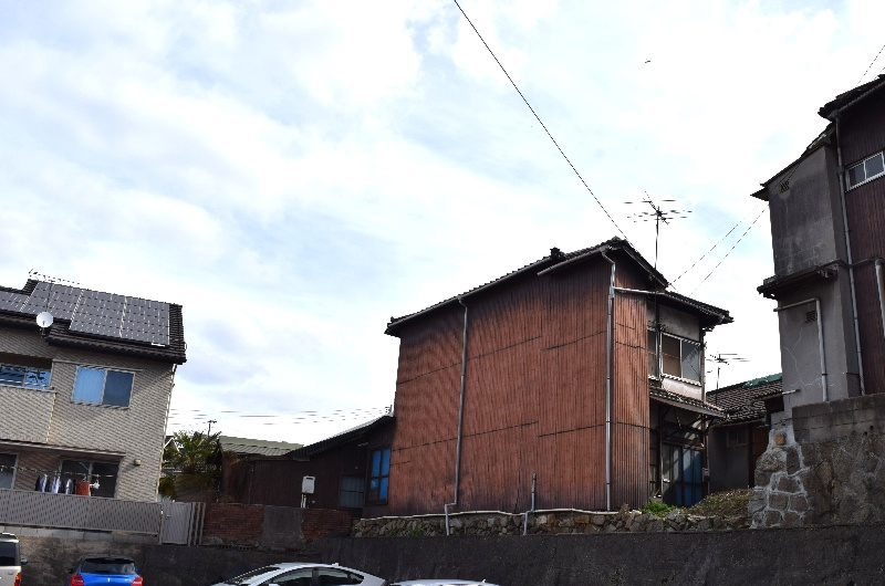 戦艦大和建造当時の秘密社会を物語る「港側目隠しの家」が今も残る=広島県呉市宮原7丁目で、2024年2月27日撮影