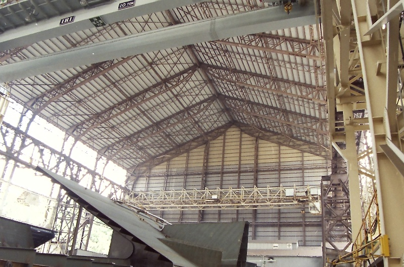 大屋根を支える鉄骨の桁。中央部の屋根の稜線から曲線が伸び、伸びやかな空間をつくる＝1993(平成5)年夏、呉市昭和町、IHI呉事業所で撮影