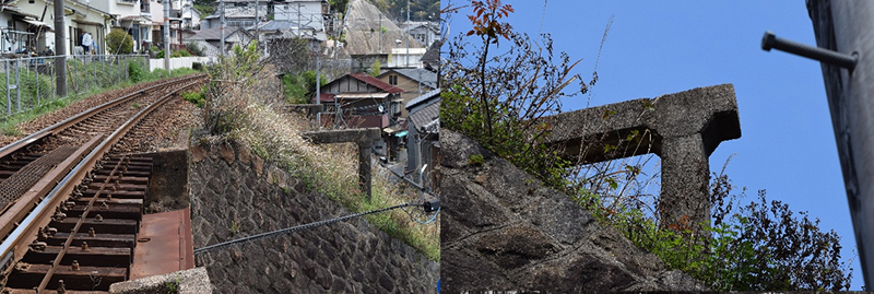 戦前、呉軍港を目隠しにした高塀を立てた支柱＝2014年4月6日、広島県呉市海岸3丁目のJR呉線で撮影